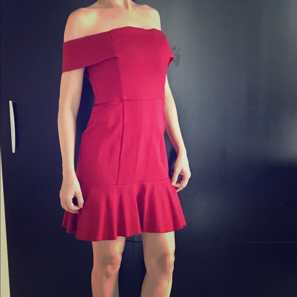 Stunning evening dress, brand new, size 4, red